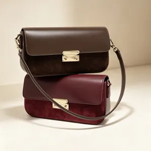 Sac à bandoulière élégant en cuir pour femme, sac fourre-tout chic avec fermoir métallique et rabat.