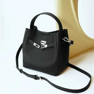 Schwarze Eimer Tasche aus echtem Leder mit Henkel, elegantes Umhängetaschendesign für Damen.