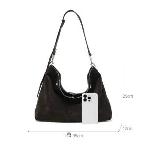Modische braune Wildleder Hobo Umhängetasche mit verstellbarem Riemen und Metallösen.