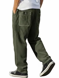 Vue détaillée du pantalon droit en velours côtelé pour homme avec poches arrière.
