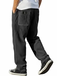 Détail de dos du pantalon droit en velours côtelé pour homme avec étiquette tissée.