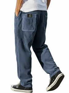 Vue détaillée de la poche arrière du pantalon en velours côtelé avec étiquette noire vintage.