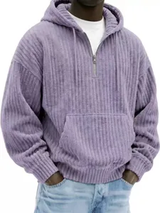 Dettaglio in primo piano della felpa con cappuccio in velluto a coste viola con mezza zip.