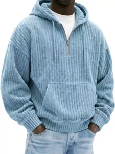 Primo piano della felpa con cappuccio in velluto a coste azzurro da uomo e dettaglio zip.