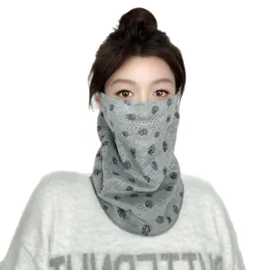 Outdoor cycling warm face mask windproof neck gaiter for winter sports and daily commute.