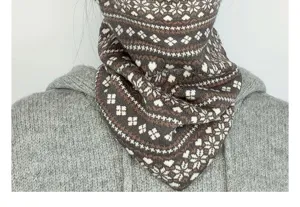 Vista dettagliata della maschera facciale in maglia con motivo nordico per l'inverno.