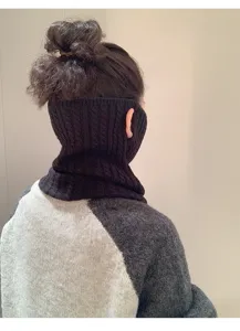 Maschera facciale lavorata a maglia con paraorecchie e scaldacollo dettaglio, antivento.