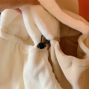 Cappello antivento in peluche spesso invernale con fodera in pile e coulisse regolabile.