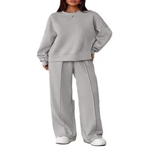 Detail van het casual grijze joggingpak met ronde hals sweater en wijde broek