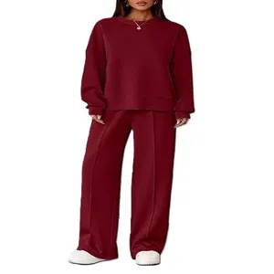 Casual bordeauxrode tweedelige trainingspak met longsleeve sweater en wijde broek.