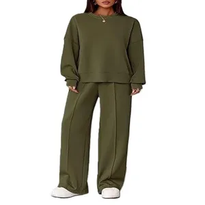 Gedetailleerd overzicht van het olijfgroene dames sweatshirt en broek casual set.