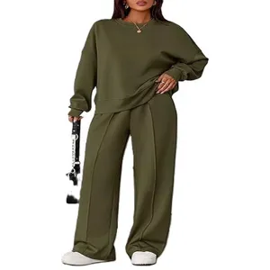 Casual tweedelig setje met olijfgroene sweatshirt met lange mouwen en wijde broek.