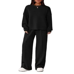 Detailweergave van een effen zwarte sweater met lange mouwen en bijpassende broek.