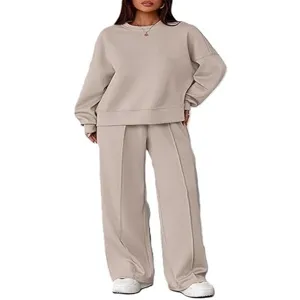Gedetailleerd overzicht van het stijlvolle beige casual tweedelig trainingspak met wijde broek.