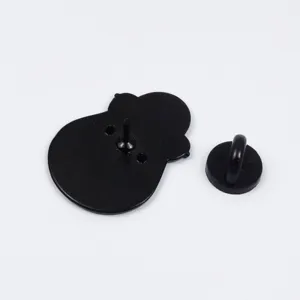 Vue detaillee du dos de la broche emaillee en metal noir avec fermoir securise robuste.