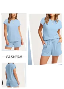 Gedetailleerd overzicht van de effen korte mouwen top en shorts loungewear set.