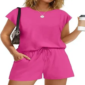 Roze loungewear set detail met korte mouwen top en trekkoord korte broek voor dames.