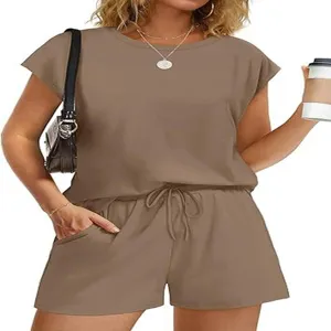 Gedetailleerd overzicht van effen loungewear set met korte mouwen en korte broek.