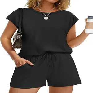 Gedetailleerd overzicht van de zwarte casual effen loungewear set met korte mouwen en korte broek.