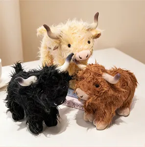 Vue détaillée de jolies peluches duveteuses de vaches des Highlands colorées, douce.