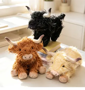 Gros plan détaillé de jolies peluches douces représentant des vaches des Highlands.