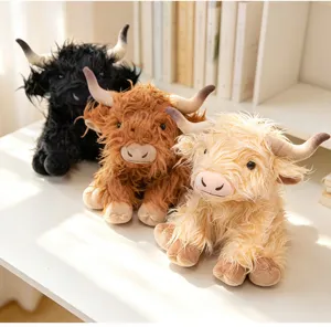 Vue détaillée de la peluche douce de vache des Highlands écossaise, doudou moelleux.