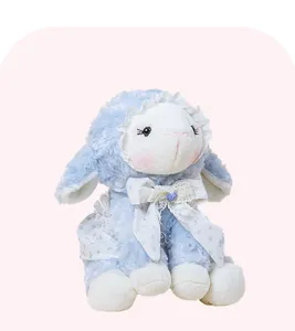 Gros plan détaillé de la peluche mouton Lolita bleue mignonne, avec nœud en dentelle et texture douce.