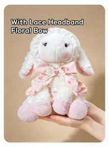 Peluche petit mouton Lolita mignon jouet en peluche assis avec bandeau en dentelle nœud