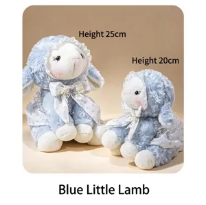 Détails de peluche mouton bleu Lolita, jolie poupée agneau assis avec bonnet et robe en dentelle.