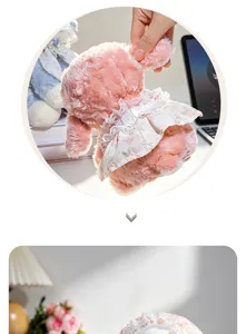 Adorable poupée agneau en peluche rose avec robe en dentelle florale, jouet douillet pour cadeau.