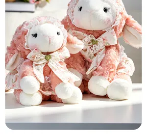 Peluche mouton style Lolita vue de détail, joli agneau assis avec bonnet en dentelle et robe florale.