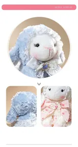 Détails en gros plan de la peluche mouton Lolita mignonnne, fourrure douce et dentelle.