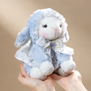 Grazioso peluche di pecora in stile Lolita con morbida pelliccia blu e cuffia di pizzo.