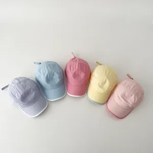 Nahaufnahme der leichten und schnelltrocknenden Kinder Baseballcaps mit bunten Farben.