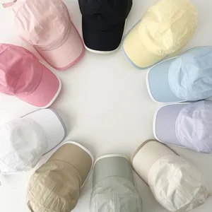 Detailansicht bunter, schnelltrocknender Kinder-Baseballcaps in verschiedenen Pastellfarben.