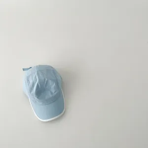 Hellblaue Kinder schnelltrocknende Baseballkappe Detailansicht, atmungsaktiver Sonnenschutzhut.