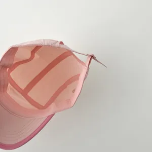 Rosa Kinder Baseballcap Innendetail zeigt schnelltrocknende Nähte und verstellbaren Riemen.