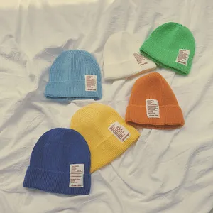 Set di berretti in maglia colorati, cappelli in lana casual caldi con dettagli etichetta.