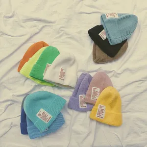 Berretti in maglia colorati per autunno e inverno, cappelli di lana casual per l'uso quotidiano.
