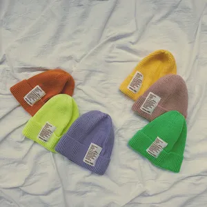 Berretto in maglia tinta unita per bambini con etichetta lettera, caldo cappello invernale.