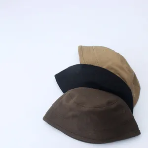 Vista dettagliata di cappelli da pescatore tinta unita per bambini autunno inverno.