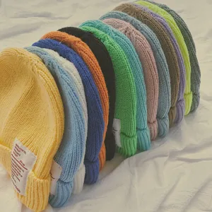Berretti in maglia colorati per autunno inverno, cappelli in lana accoglienti con etichetta.