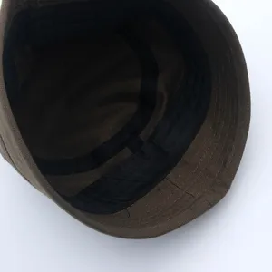 Dettagli interni del cappello da pescatore marrone per bambini con fodera nera.
