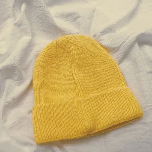 Berretto in maglia a coste gialla vista dettagliata, cappello invernale morbido per uso quotidiano.
