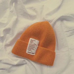 Berretto in maglia arancione per autunno e inverno, comodo cappello di lana con patch di lettere.