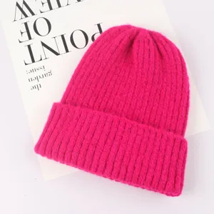 Berretto in maglia tinta unita rosa vivo per bambini, cappello invernale caldo dettaglio.