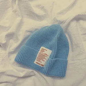 Berretto in maglia per bambini con elegante patch di lettere, caldo cappello autunnale.