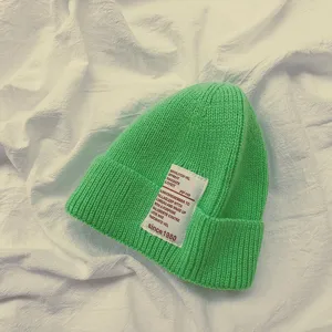 Berretto in maglia verde con toppa di lettere, simpatico berretto caldo invernale.