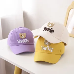 Leuke kinder honkbalpet met beren borduurwerk, zachte katoenen baby zonnehoed detail.
