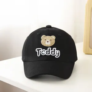 Leuke zwarte baby honkbalpet met geborduurde teddybeer en letters voor kleine kinderen.